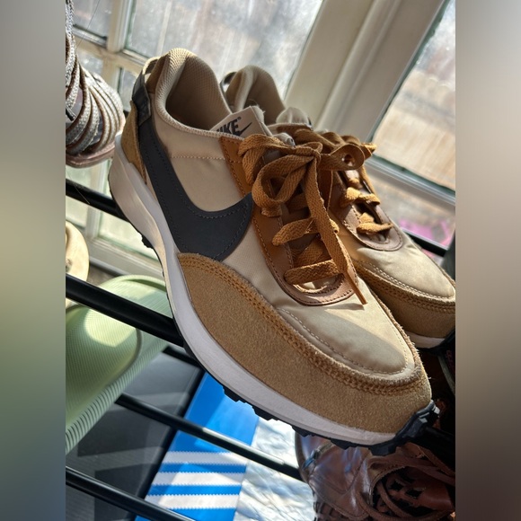 Nike - Picture 2 of 3